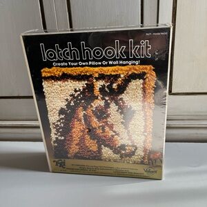 New Vintage YKi & Valiant Crafts Horse head latch hook kit wall hanging art